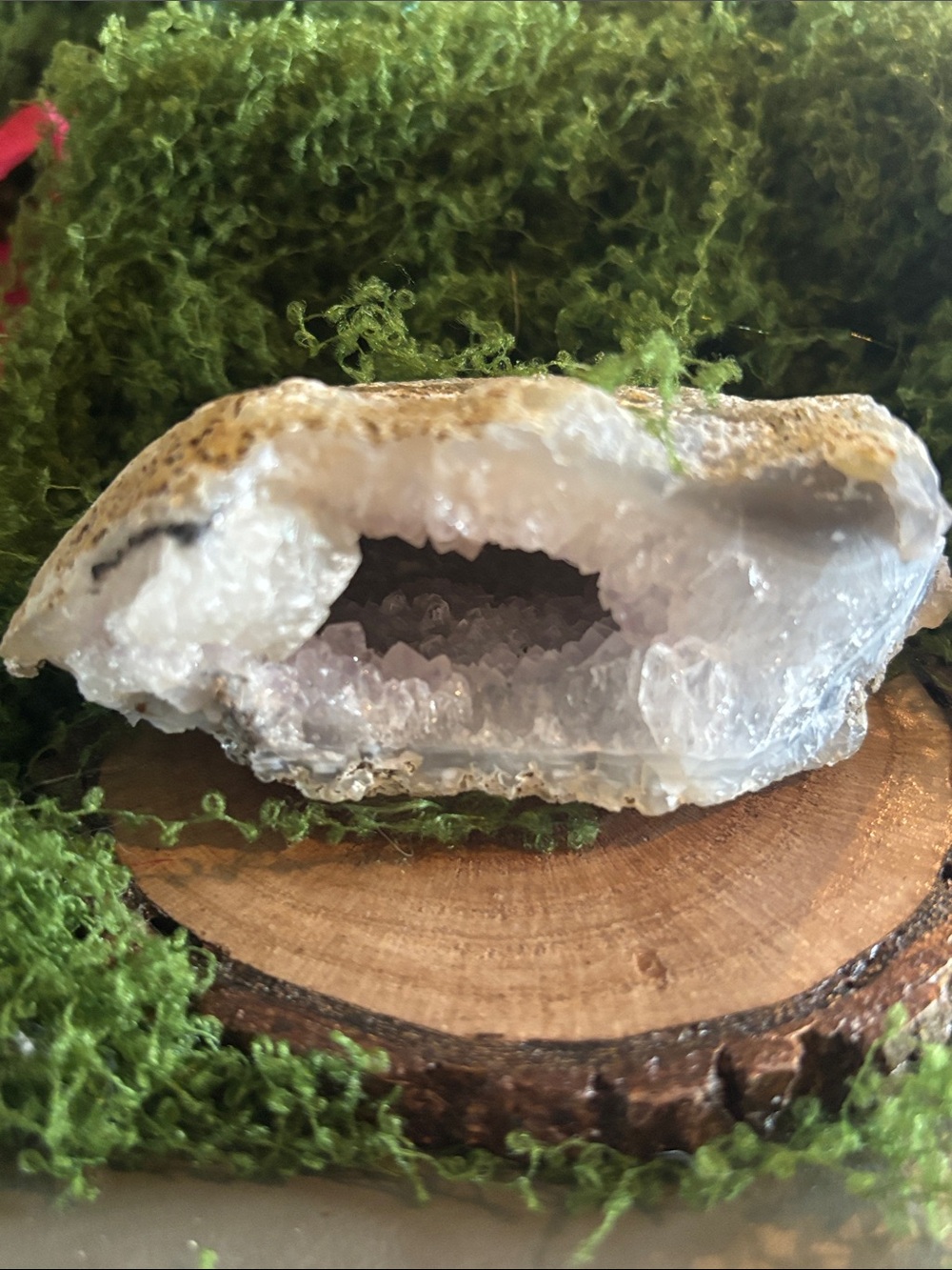 Geode With chalcedony, quartz, amethyst